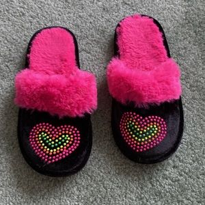 Fuzzy Slip-on Slippers w/ beaded heart design - Girls 2/3